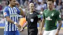 Ekspresi wasit wanita, Bibiana Steinhaus saat memimpin laga  Hertha Berlin dan Werder Bremen  pada lanjutan Bundesliga di Berlin, Jerman (10/9/2017). Laga tersebut merupakan debut Bibiana Steinhaus.  (AP/Michael Sohn)