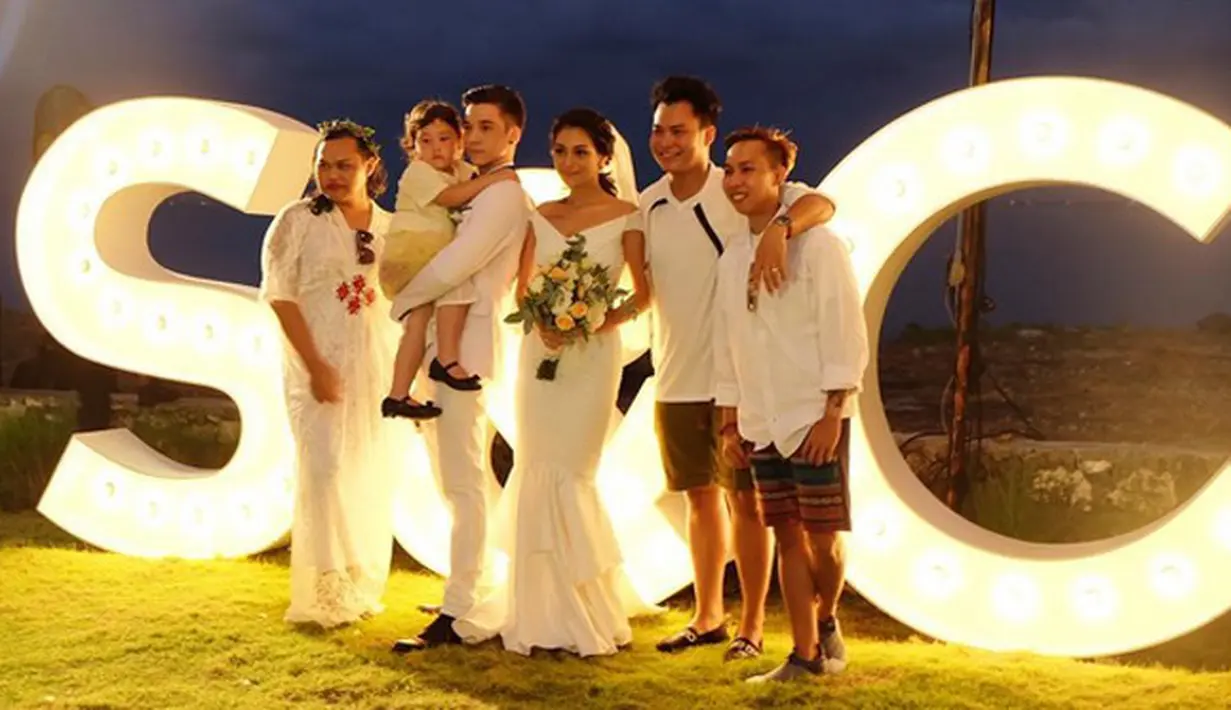 Ketika mengucapkan janji suci pernikahan sehidup semati, kedua pengantin tak kuasa menahan air matanya. Suasana menjadi haru dengan tangisan keduanya pengantin tersebut. (Instagram/ryanogilvy)