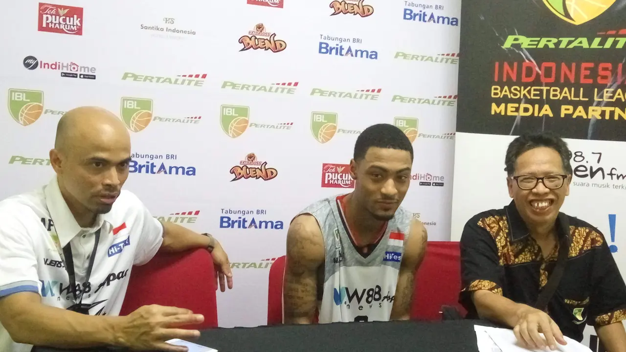 Pelatih Aspac Ferry Rinaldo (kiri) memberi keterangan seusai kemenangan atas NSH Jakarta pada laga pembuka Seri VII IBL di Yogyakarta, Jumat (10/3/2017). 
