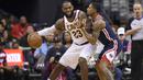 Pemain Cleveland Cavaliers, LeBron James (23) menggiring bola melewati adangan pemain  Washington Wizards, Bradley Beal pada laga NBA basketball game di Capital One Arena, Washington, (17/12/2017). Cleveland menang 106-99. (AP/Nick Wass)