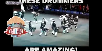 Aksi Drum Band Ini Bikin Merinding