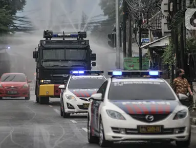Kendaraan meriam air menyemprotkan disinfektan di Petamburan, Jakarta, Minggu (22/11/2020). Penyemprotan guna mencegah penyebaran Covid-19 setelah ditemukannya kasus positif di kawasan tersebut pasca kerumunan massa saat kepulangan dan pernikahan putri Rizieq Shihab. (merdeka.com/Iqbal S. Nugroho)