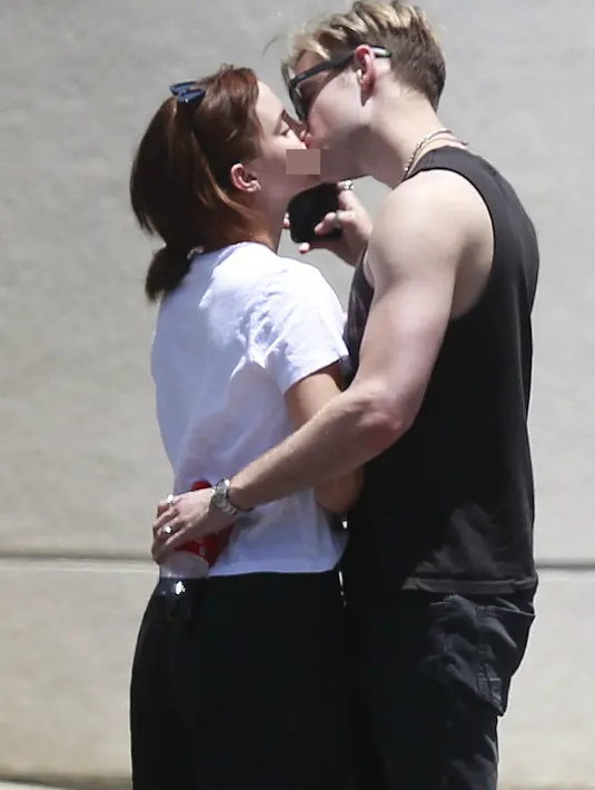 Sempat dikabarkan putus, Emma Watson tertangkap kamera ciuman dengan Chord Overstreet. (people)