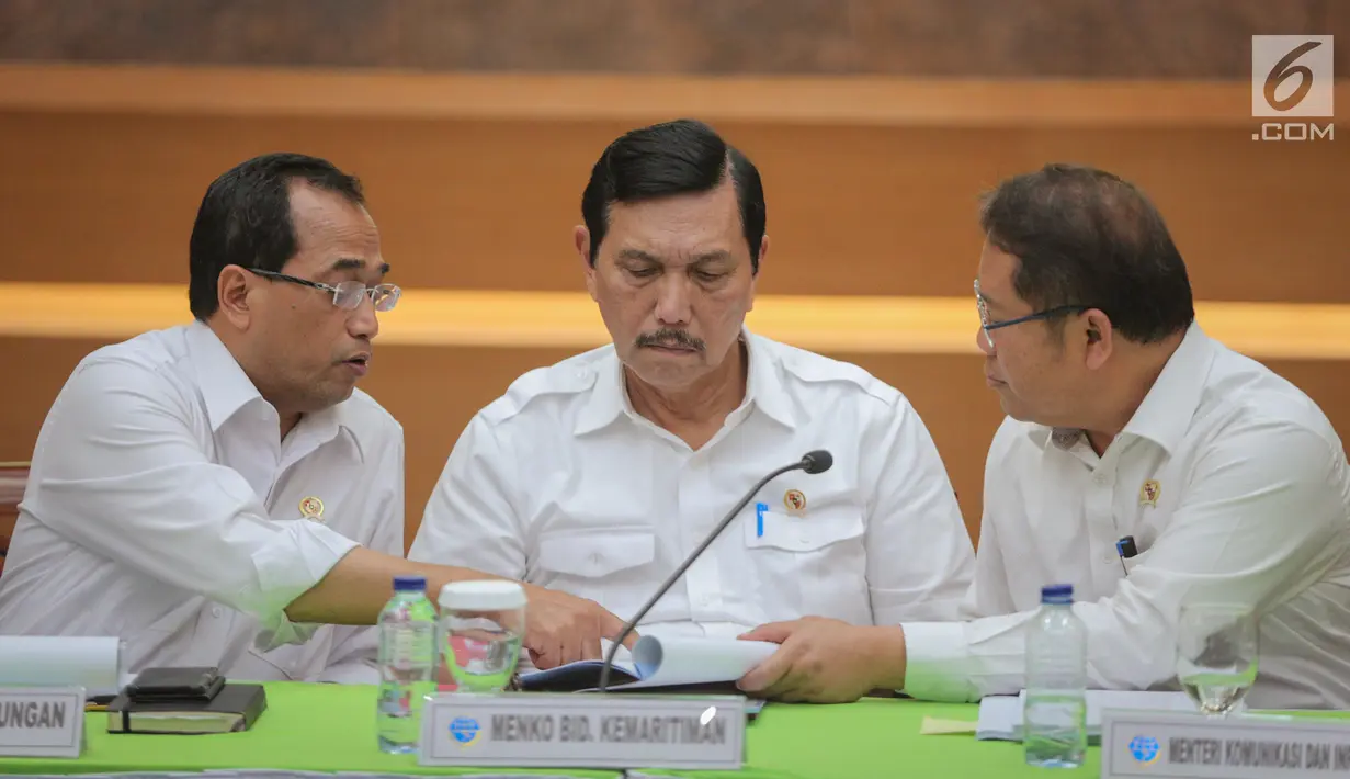 Menhub Budi Karya Sumadi (kiri), Menko Kemaritiman Luhut Binsar Pandjaitan (tengah) dan Menkominfo Rudiantara (kanan) berbincang di sela jumpa pers Revisi PM 26 Tahun 2017 di Kemenhub, Jakarta (19/10). (Liputan6.com/Faizal Fanani)