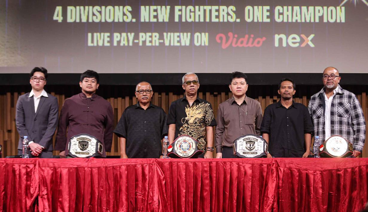 Head of Sports Business Emtek Group sekaligus CEO Nex, Hendy Lim (kelima kiri) bersama Ketua Umum Interdisciplinary Combat Council (ICC), Suwardi (keenam kiri) berfoto bersama usai memberi keterangan terkait NEX Road to Champion di SCTV Tower, Jakarta, Selasa (7/4/2026). Indonesia kembali menghadirkan terobosan baru di dunia combat sport melalui NEX Road to Champion. (Bola.com/Abdul Aziz)