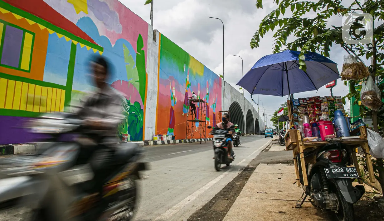 Pengendara motor melintasi mural yang dibuat di Flyover Gaplek, Tangerang Selatan, Rabu (10/3/2021). Konsep muralnya adalah "Tangsel Membangun". (Liputan6.com/Faizal Fanani)