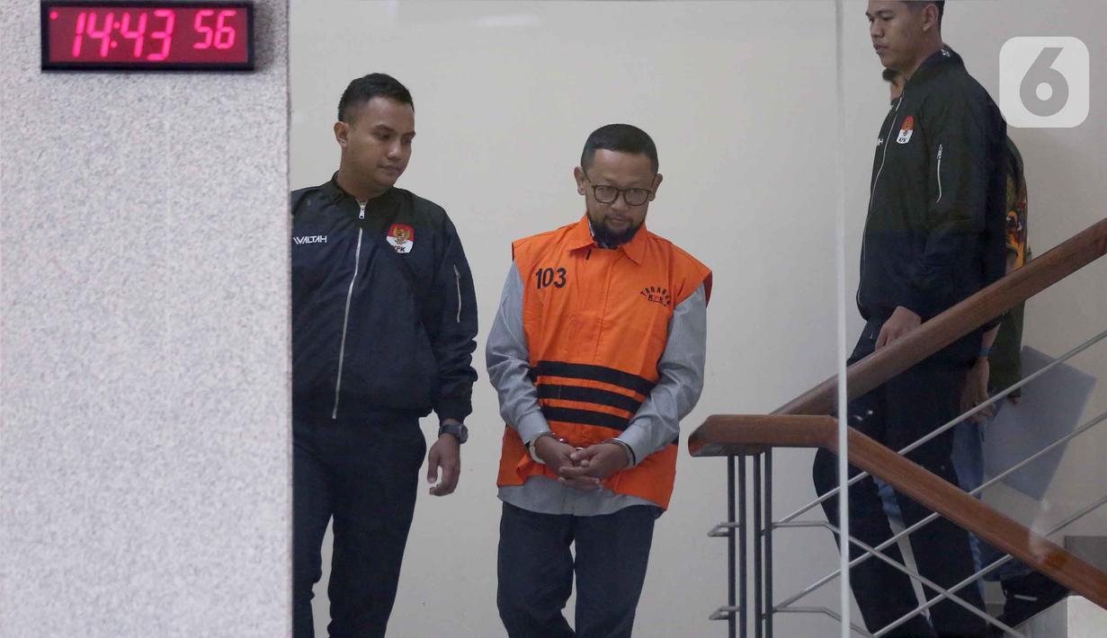 Ishfah Abidal Aziz alias Gus Alex ditahan KPK terkait kasus dugaan korupsi penentuan kuota haji di Kementerian Agama tahun 2023–2024. Tampak dalam foto, mantan Staf Khusus Menteri Agama (Menag) periode 2020-2024, Yaqut Cholil Qoumas, Ishfah Abidal Aziz alias Gus Alex (tengah) usai menjalani pemeriksaan di Gedung Merah Putih Komisi Pemberantasan Korupsi (KPK), Jakarta, Selasa (17/3/2026). (Liputan6.com/Helmi Fithriansyah)