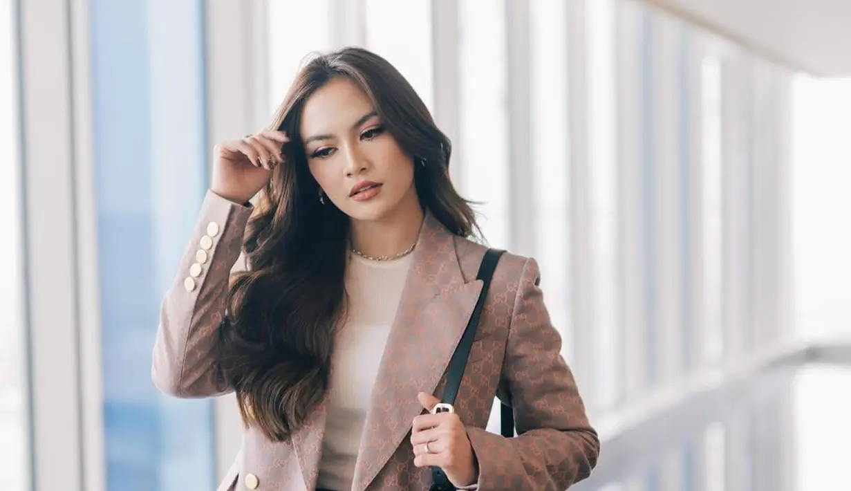 <p>Mahalini dengan blazer [Instagram/mahaliniraharja]</p>