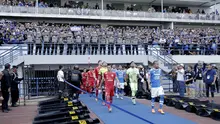 Pemain Persib Bandung dan Persija Jakarta memasuki lapangan pada laga Liga 1 di Stadion GBLA, Jawa Barat, Minggu (23/9/2018). Persib menang 3-2 atas Persija. (Bola.com/M Iqbal Ichsan)