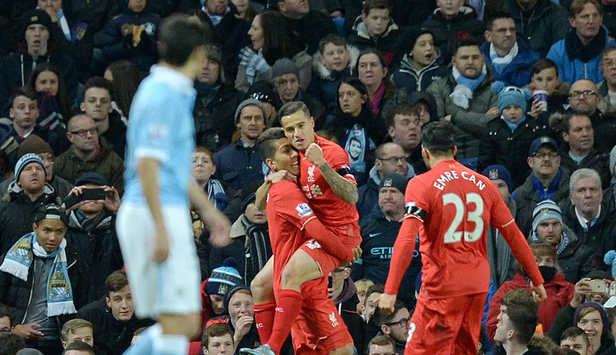Pemain Liverpool, Roberto Firmino (kiri) dan Philippe Coutinho, merayakan gol ke gawang tuan rumah Manchester City dalam laga Liga Inggris di Stadion Etihad, Manchester, (21/11/2015). Liverpool menang 4-1. (AFP/Oli Scraff).