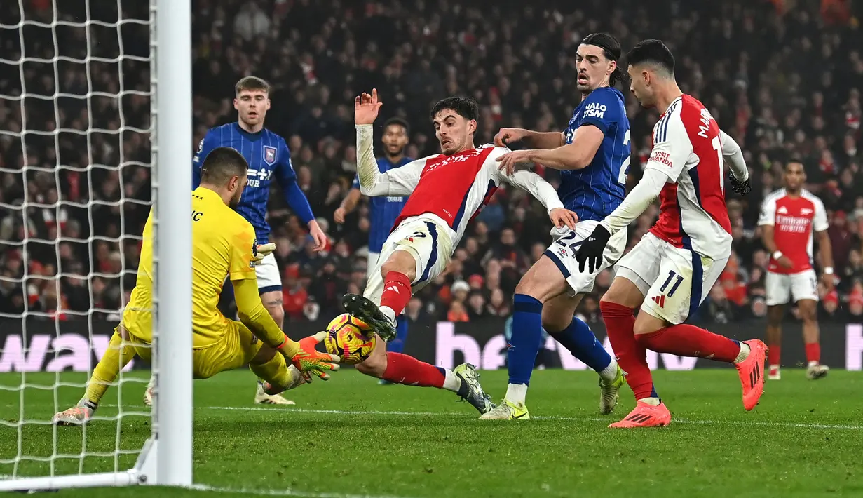 Pemain Arsenal, Kai Havertz berusaha mencetak gol ke gawang Ipswich Town pada laga lanjutan Liga Inggris 2024/2025 di Emirates Stadium, London, Inggris, Sabtu (28/12/2024) WIB. (AFP/Glyn Kirk)