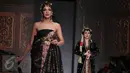 Artis Wulan Guritno (kanan) ikut tampil mengenakan gaun rancangan Ghea Panggabean saat  Ikatan Perancang Mode Indonesia (IPMI) Trend Show 2017, Jakarta, Selasa (8/11). (Liputan6.com/Gempur M Surya)