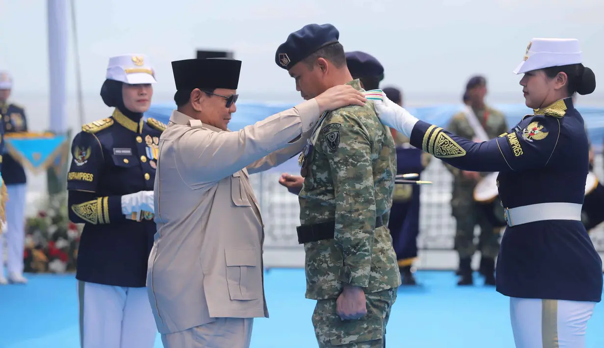 Presiden Prabowo Subianto mengalungkan Tanda Kehormatan kepada salah satu personel Tentara Nasional Indonesia (TNI) penerima saat kegiatan Presidential Inspection yang digelar di atas KRI dr Radjiman Wedyodiningrat-992 di Teluk Jakarta, Kamis (2/10/2025). (Foto: Istimewa)