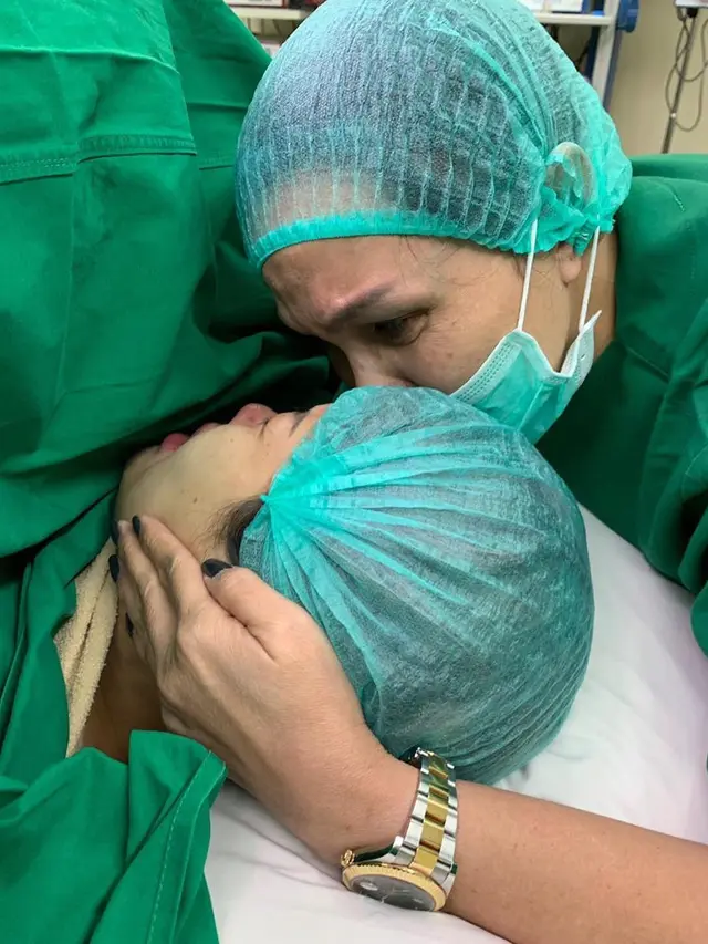 6 Potret Kebersamaan Nikita Mirzani dan Fitri Salhuteru, Bak Saudara Kandung