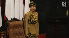 Presiden Joko Widodo dengan baju adat suku Sasak NTB menghadiri Sidang Bersama DPD-DPR di Kompleks Parlemen, Senayan, Jakarta, Jumat (16/8/2019). Setelah sidang tahunan MPR 2019 berakhir, agenda berlanjut ke sidang bersama DPD-DPR. (Liputan6.com/Johan Tallo)