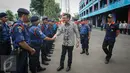 Wagub DKI Jakarta, Djarot Saiful Hidayat menyapa sejumlah petugas damkar ketika melakukan kunjungan ke Kantor Dinas Pemadam Kebakaran dan Penyelamatan Pemprov DKI Jakarta, Jalan KH Zainul Airifin, Jakarta, Sabtu (8/10). (Liputan6.com/Faizal Fanani)