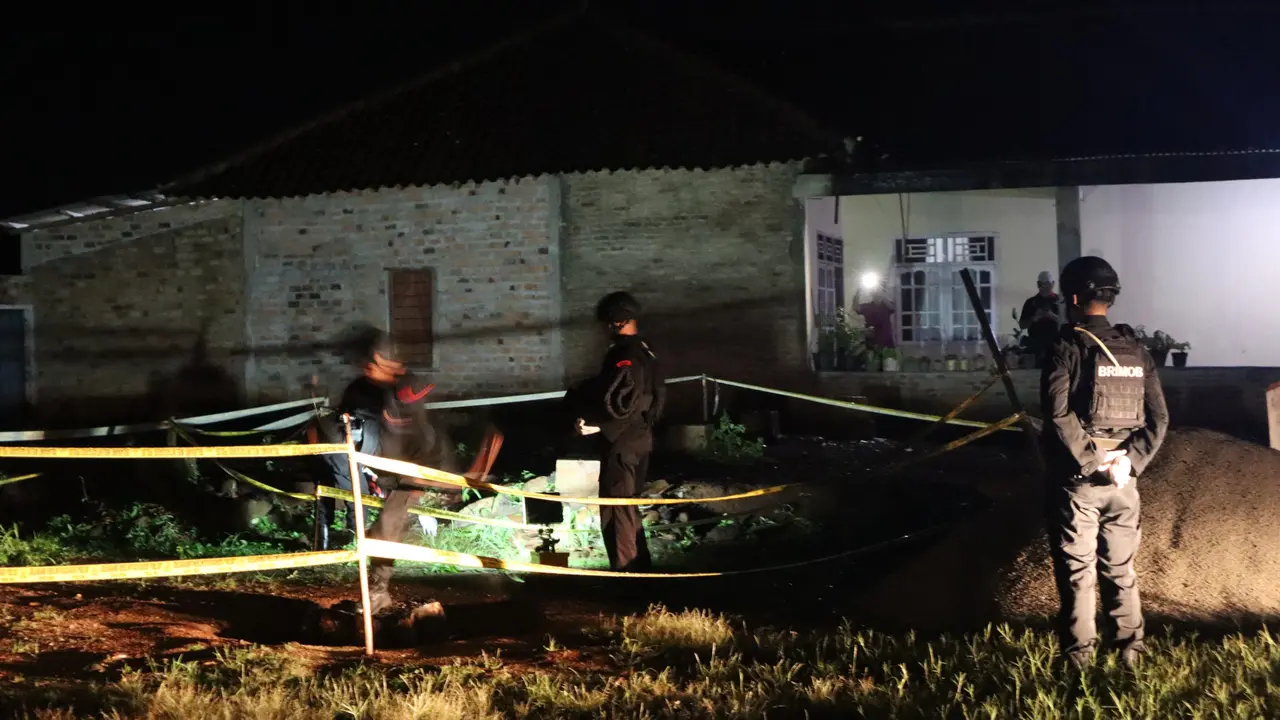 Tim Gegana Jibom Brimob Polda Lampung mengevakuasi bom jenis granat di salah satu lahan kosong di Way Kanan,  Lampung. Foto : (Istimewa).