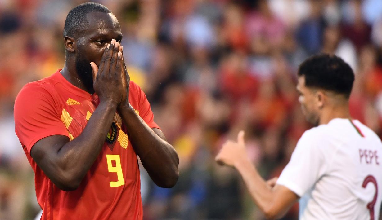 Striker Belgia, Romelu Lukaku, tampak kecewa gagal membobol gawang Portugal pada laga persahabatan di Stadion King Baudouin, Brussels, Sabtu (2/6/2018). Kedua negara bermain imbang 0-0. (AFP/Emmanuel Dunand)