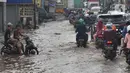 Pengendara menerobos banjir yang menggenangi kawasan perempatan Mampang, Depok, Jawa Barat, Rabu (18/05/20222). Banjir tersebut disebabkan meluapnya Kali Mampang. Menurut pejabat setempat, banjir terjadi akibat adanya batang pohon yang tersangkut di kolong jembatan Mampang. (merdeka.com/Arie Basuki)