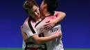 Kevin Sanjaya (kanan) memeluk Marcus Fernaldi usai memenangkan pertandingan final All England, Birmingham, Inggris (18/3). Hasil ini sekaligus mencatatkan nama Marcus/Kevin mengulang gelar yang sama di All England tahun sebelumnya. (AFP Photo/Paul Ellis)