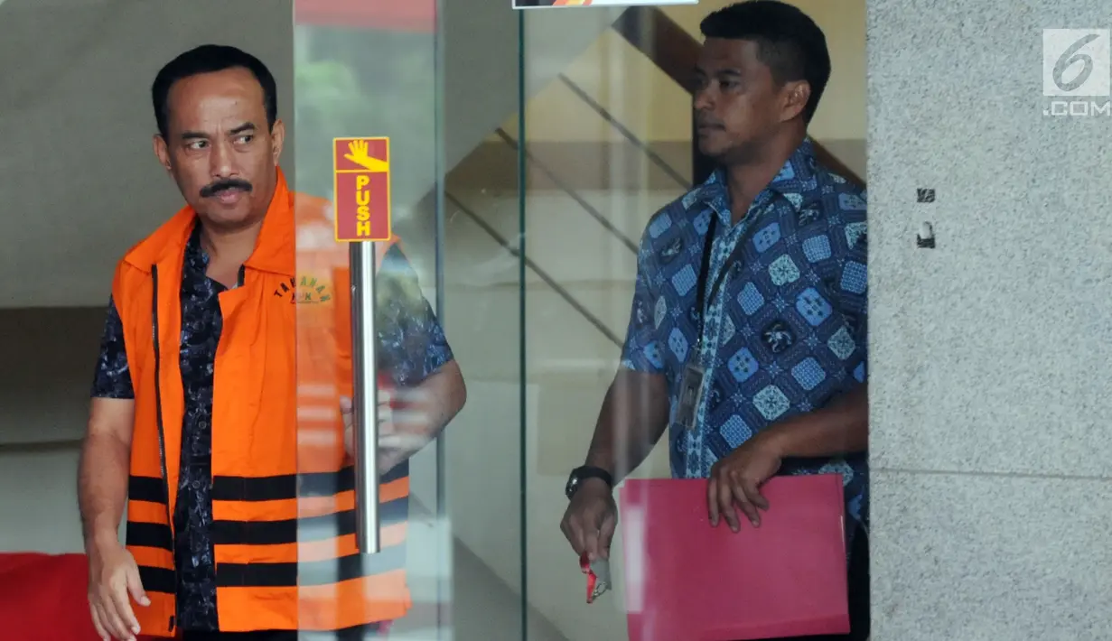 Wali Kota nonaktif Blitar, Muhammad Samanhudi Anwar usai pemeriksaan di Gedung KPK, Kamis (26/7). Samanhudi diperiksa sebagai tersangka untuk melengkapi berkas kasus suap ijon proyek pembangunan sekolah lanjutan pertama di Blitar  (Merdeka.com/Dwi Narwoko