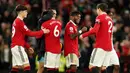 Para pemain Manchester United merayakan kemenangan atas Crystal Palace pada pertandingan sepak bola Liga Inggris di Stadion Old Trafford, Manchester, Inggris, 4 Februari 2023. Manchester United mengalahkan Crystal Palace dengan skor 2-1. (AP Photo/Dave Thompson)