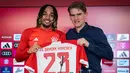 Sacha Boey baru didatangkan Bayern Munchen dari Galatasaray pada tengah musim 2023/2024 dengan nilai transfer 30 juta euro. Ia baru bermain dalam 2 laga di semua kompetisi bersama Bayern Munchen akibat menderita cedera robek otot. Bersama Timnas Prancis, bek kanan berusia 23 tahun ini belum menjalani debut di level senior. (AFP/Bayern Munchen)