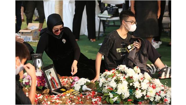 Ikut Gotong Peti Jenazah, Ini 6 Momen Angelina Sondakh di Pemakaman Sang Ayah
