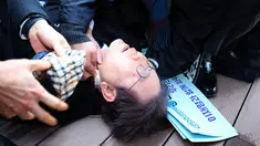 Pemimpin partai oposisi Korea Selatan Lee Jae-myung mendapat perawatan setelah diserang di Busan, Selasa (2/1/2024). (YONHAP / AFP)