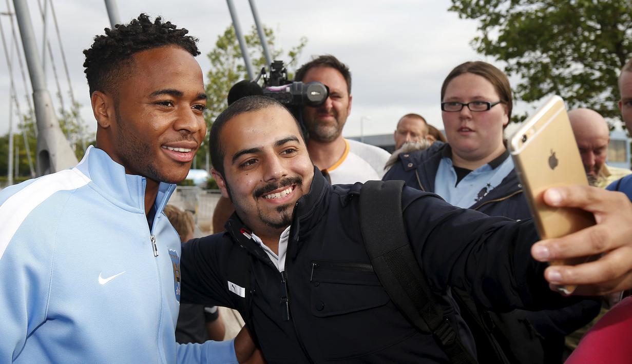 Sterling berpfoto bersama suporter City. (Reuters)