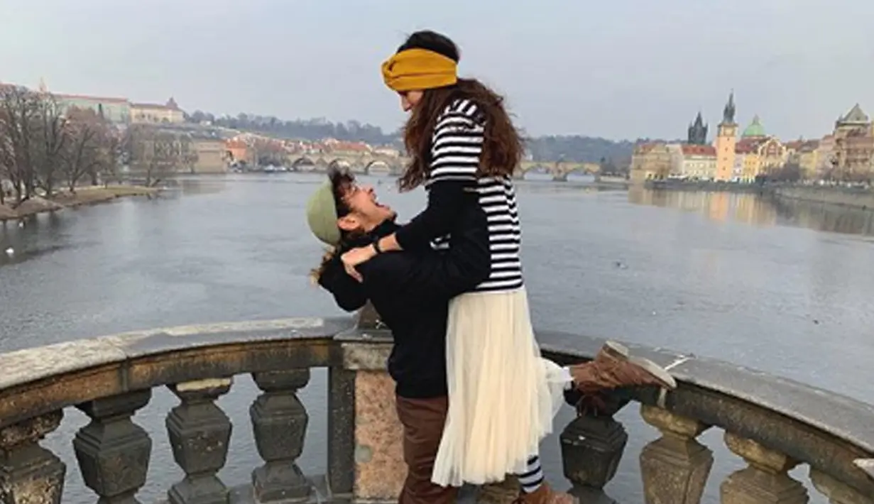 Pasangan yang menikah pada tahun lalu ini sering kali berbagi momen kebersamaan mereka saat travelling.