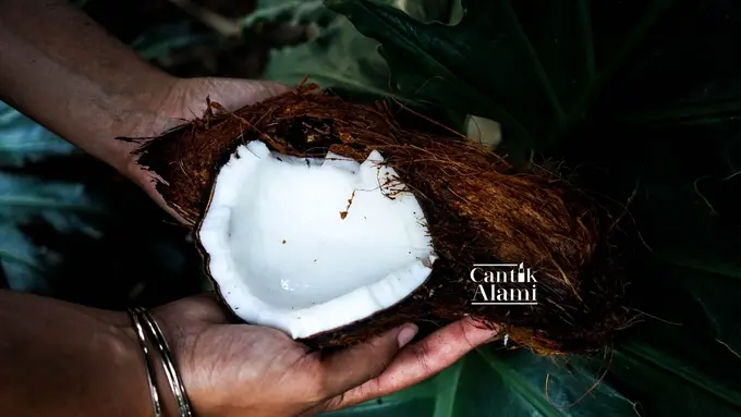 Cantik Alami: Manfaat Kecantikan dari Pemakaian Minyak Kelapa