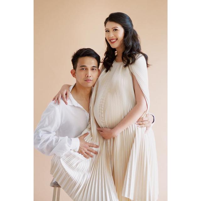 8 Tahun Menanti Buah Hati, Ini 6 Pemotretan Maternity Shoot Istri Indra Sinaga