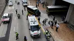 Polisi bersenjata lengkap menjaga mobil yang membawa mantan bankir Inggris, Rurik Jutting memasuki Pengadilan Tinggi di Hong Kong, Tiongkok, Selasa (25/10). Rurik didakwa atas pembunuhan dua warga negara Indonesia (WNI) di Hong Kong. (Reuters/Bobby Yip)