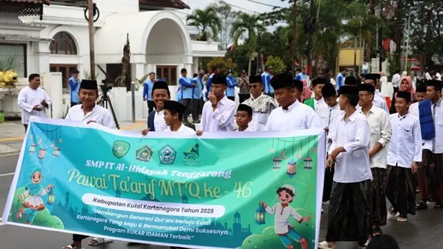 Ratusan Peserta dan Warga Antusias Meramaikan Pawai Ta’aruf MTQ ke-46 di Tenggarong