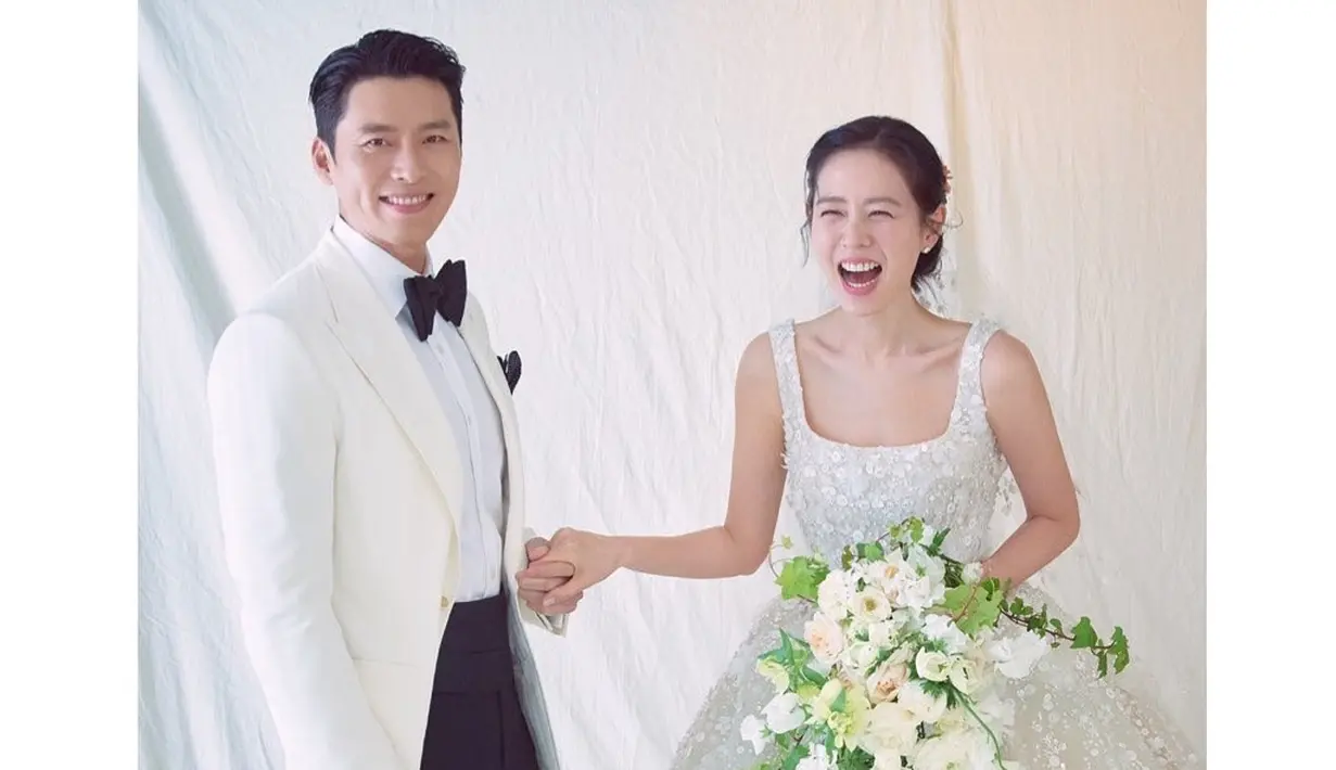 Serta shoot BinJin yan lain, Son Ye-Jin memakai gaun dari Elie Saab yang simple dan sophisticated. (Foto: Instagram @vast.ent)