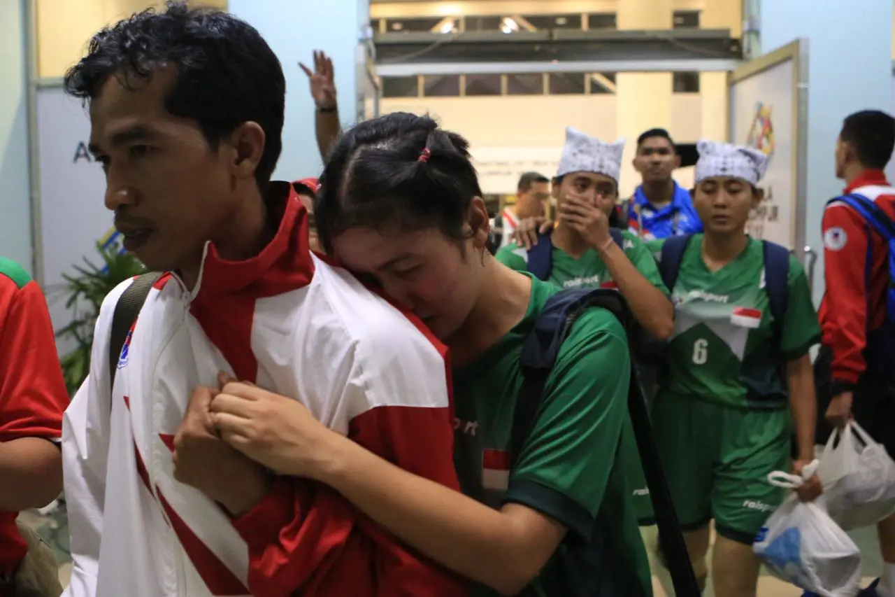   Pemain Timnas sepak takraw putri Indonesia tampak menangis setelah walk out ketika menghadapi Malaysia, Minggu (20/8/2017). (Kemenpora)