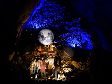 Aktor amatir menampilkan pertunjukan tentang kisah kelahiran bayi Yesus di Gua Postojna, Slovenia, 20 Desember 2018. Setiap perayaan Natal, Postojna Cave selalu menyajikan pertunjukkan cerita-cerita luhur Umat Kristiani di dalam gua. (Jure Makovec/AFP)