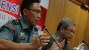 Direktur Bela Negara Direktorat Jenderal Potensi Pertahanan Kementerian Pertahanan Laksamana Pertama TNI M. Faisal (kiri) saat konferensi pers di Gedung Media Kementerian Pertahanan RI, Jakarta, Selasa (9/12/2014). (Liputan6.com/Faizal Fanani)
