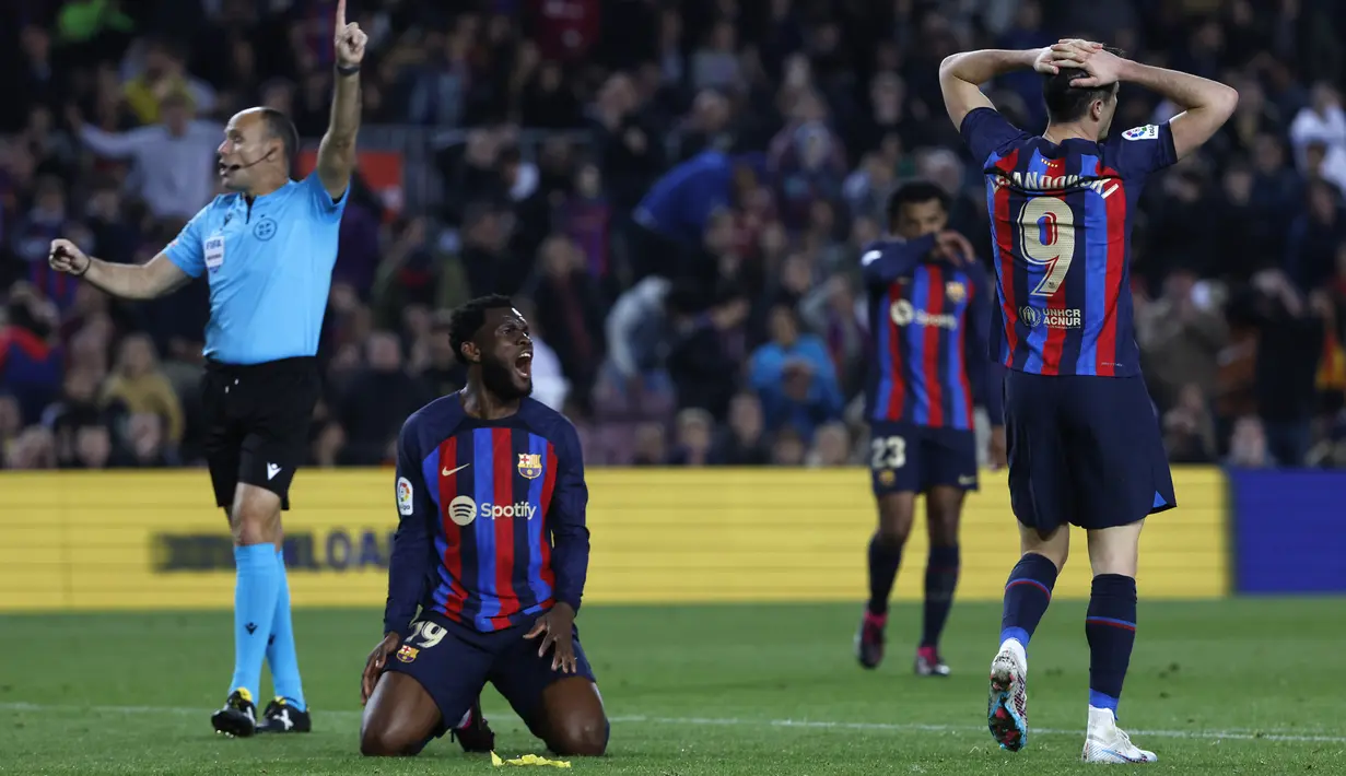 Gelandang Barcelona, Franck Kessie bereaksi setelah rekan setimnya Robert Lewandowski (kanan) melewatkan peluang mencetak gol ke gawang Girona pada pekan ke-28 Liga Spanyol 2022-2023 di Camp Nou, Selasa (11/4/2023) dini hari WIB. (AP Photo/Joan Monfort)