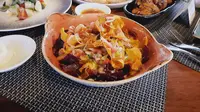 Sweet potato nachos, oxtail balado pizza, merupakan makanan rekomendasi chef di Sea Grain Restaurant and Bar. (Liputan6.com/Elly Purnama)