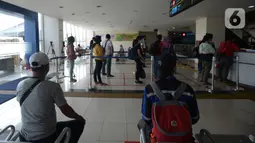 Antrean pemudik saat arus balik Lebaran di Terminal Pulogebang, Jakarta, Jumat (21/5/2021). Pada hari ini, ada tiga pemudik terindikasi positif COVID-19. (merdeka.com/Imam Buhori)