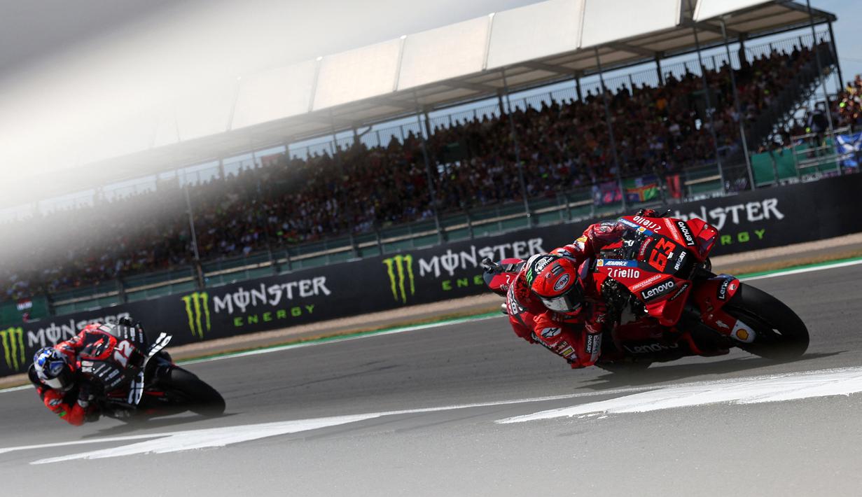 Menjelang finis terjadi persaingan ketat antara Francesco Bagnaia (kanan) yang masih memimpin lomba dengan Marc Vinales di posisi kedua. Sempat terjadi saling susul, akhirnya Francesco Bagnaia memenagi duel tersebut hingga garis finis. (AFP/Adrian Dennis)