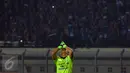 Kiper I Made Wirawan menengadah ke atas saat Persib memastikan unggul 1-0 atas PBFC di laga lanjutan Turnamen Piala Bhayangkara di Stadion Si Jalak Harupat, Bandung, Minggu (20/3/2016). Persib unggul 1-0 atas PBFC. (Liputan6.com/Helmi Fithriansyah)