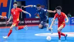 Pemain Timnas Futsal Thailand, Muhammad Osmanmusa (tengah) berusaha melewati penjagaan sejumlah pemain Vietnam dalam laga Grup B Piala Asia Futsal 2026 di Indonesia Arena, Senayan, Jakarta, Sabtu (31/01/2026). (Bola.com/Bagaskara Lazuardi)