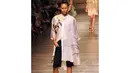 Inspirasi kimono juga terlihat pada beberapa koleksi desainer senior ini, Jakarta, (17/6/14). (Liputan6.com/Faisal R Syam)