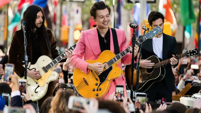 Kenakan Warna Pink, Harry Styles Hibur Ribuan Penggemar