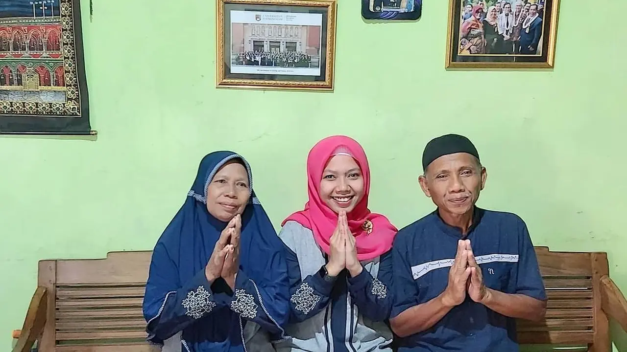 6 Potret Hangat Kebersamaan Raeni dengan Orangtuanya, Sosok yang Sederhana