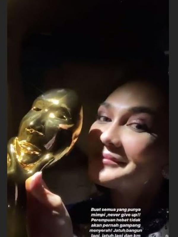 raih penghargaan di imaa 2019, luna maya beri pesan khusus