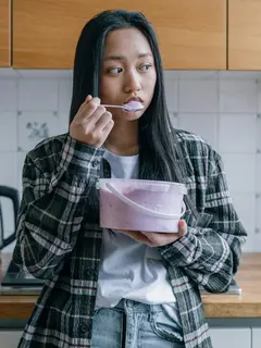 Mengenali perbedaan lapar fisik dan emotional eating dalam aktivitas harian. [Dok/Pexels.com/Alena Darmel].